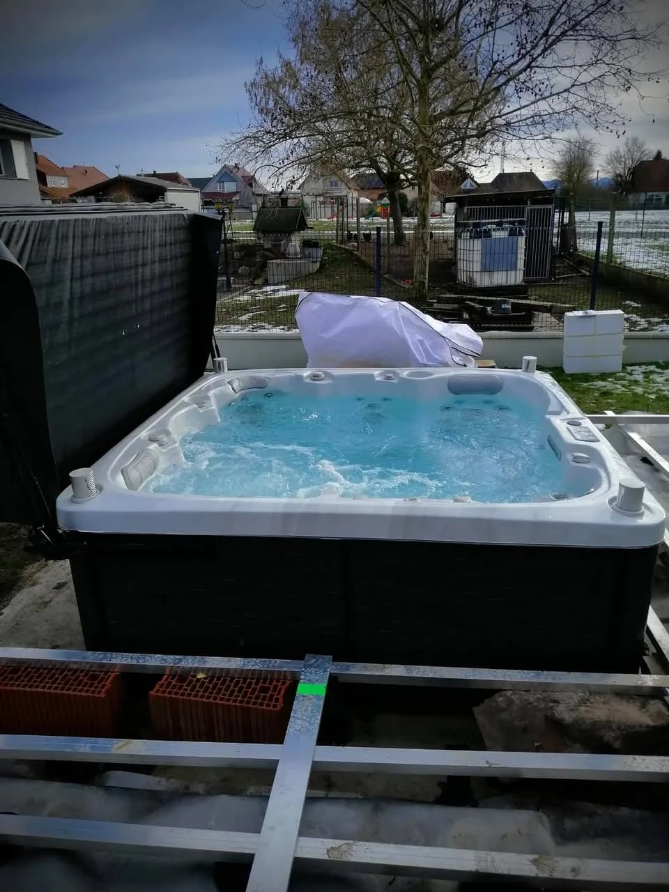 Installation d'un spa Sølveijg Full option à Forstfeld, autre vue du chantier