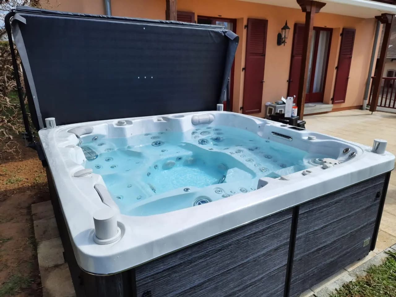 Installation d'un spa Sølveijg Full option à Heimsbrunn, autre vue du chantier