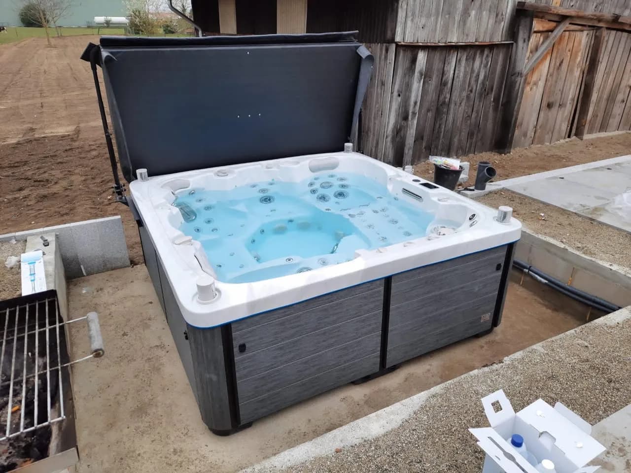Installation d'un spa Sølveijg Full option à Hoenheim, sur une dalle, lève-couverture