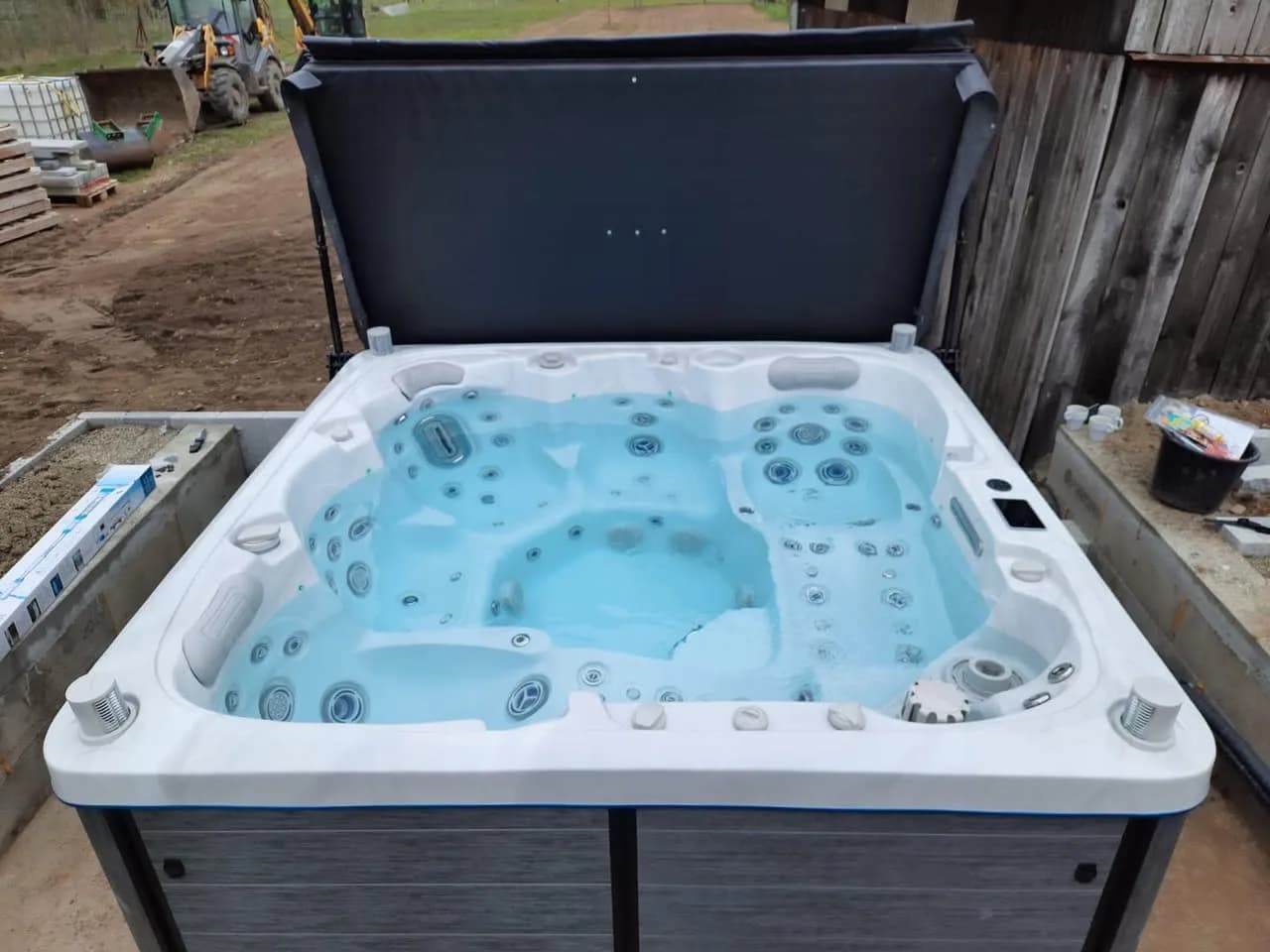 Installation d'un spa Sølveijg Full option à Hoenheim, autre vue du chantier