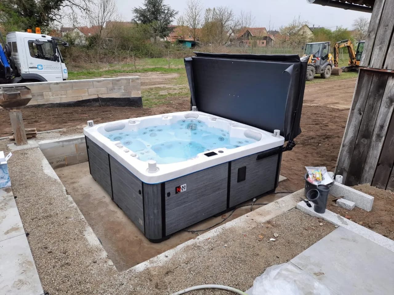 Installation d'un spa Sølveijg Full option à Hoenheim, autre vue du chantier