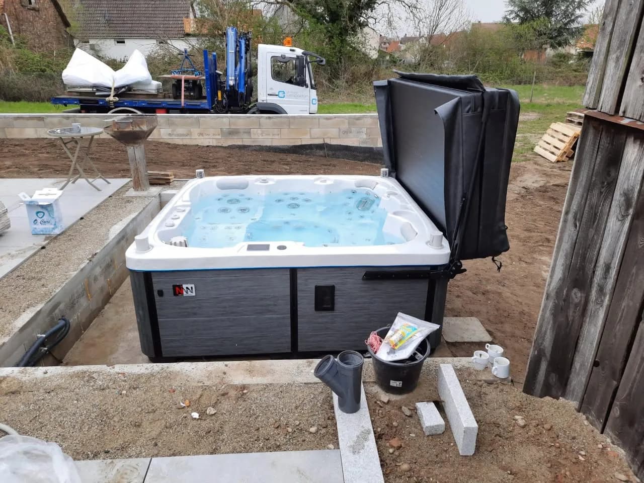 Installation d'un spa Sølveijg Full option à Hoenheim, autre vue du chantier