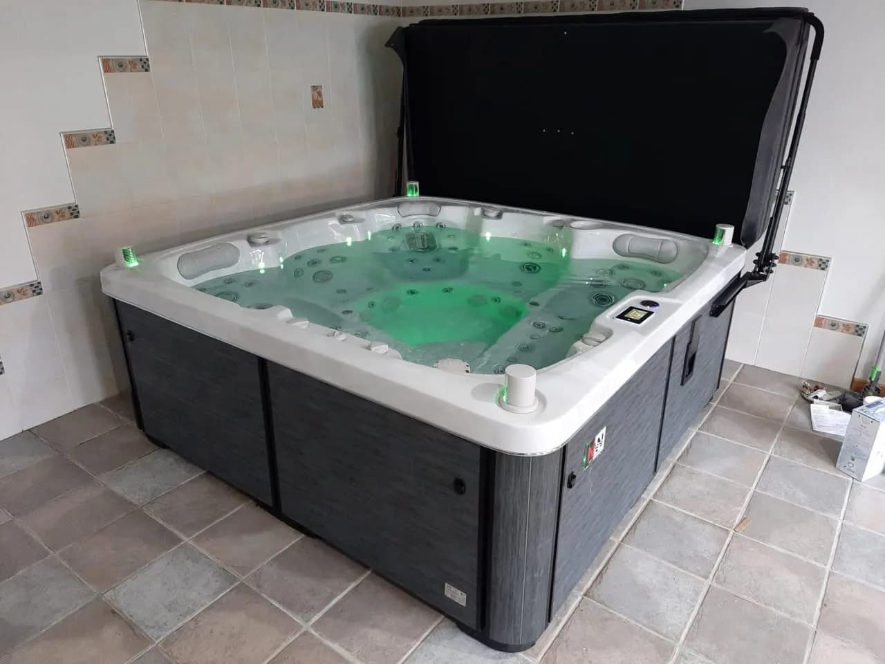 Installation d'un spa Sølveijg Full option à Kunheim, en intérieur sur un sol carrelé