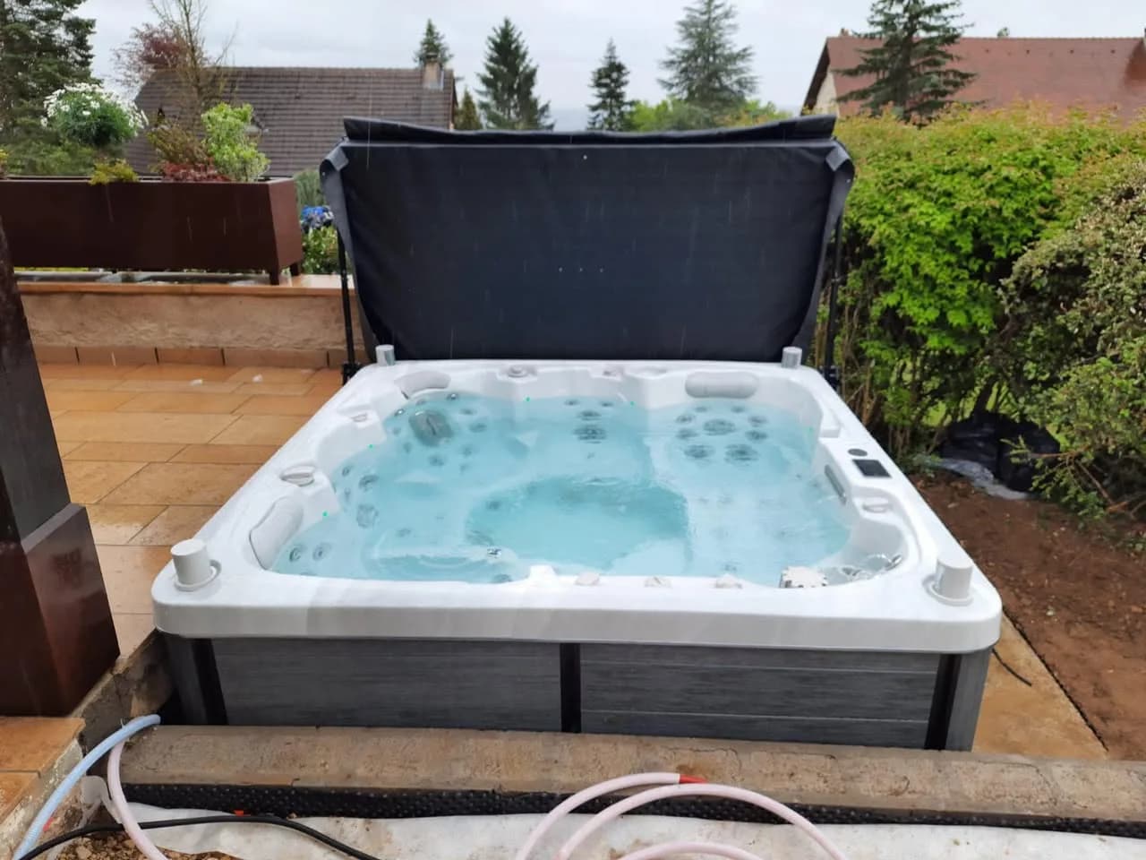 Installation d'un spa Sølveijg Full option à Ludres, autre vue du chantier