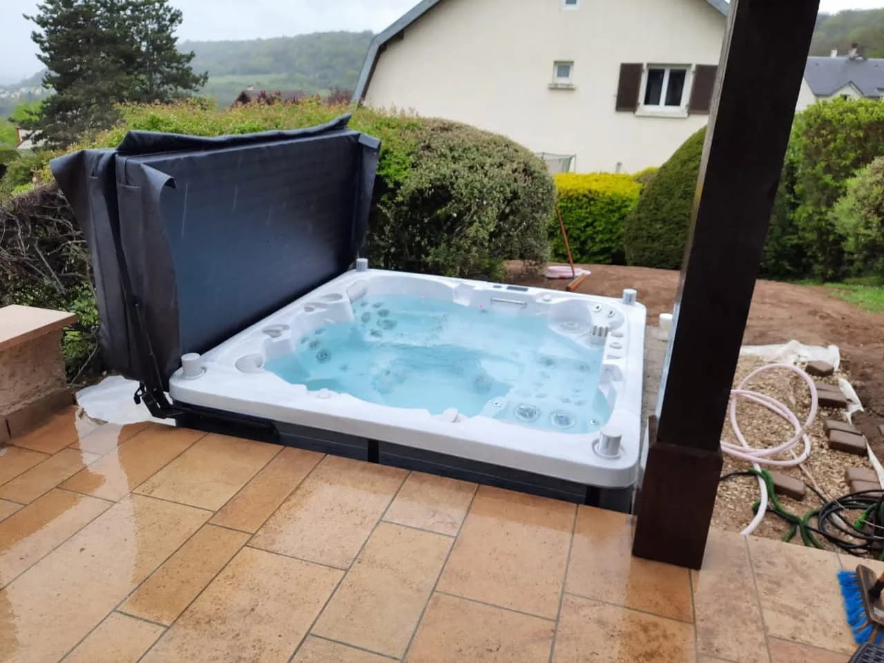 Installation d'un spa Sølveijg Full option à Ludres, autre vue du chantier