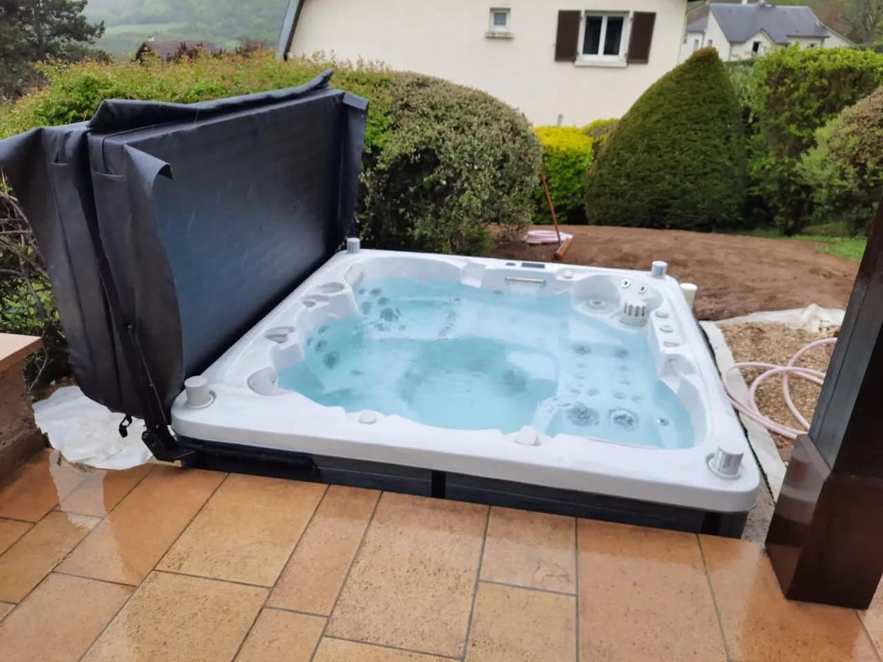 Installation d'un spa Sølveijg Full option à Ludres, autre vue du chantier