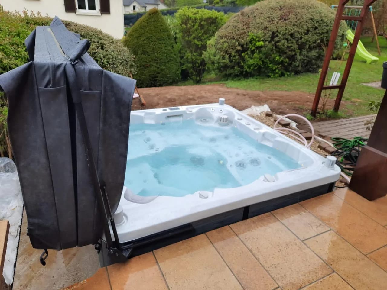Installation d'un spa Sølveijg Full option à Ludres, autre vue du chantier