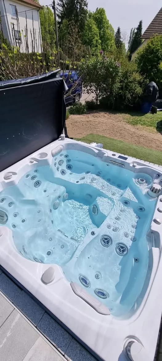 Installation d'un spa Sølveijg Full option à Lutterbach, cuve blanche en eau