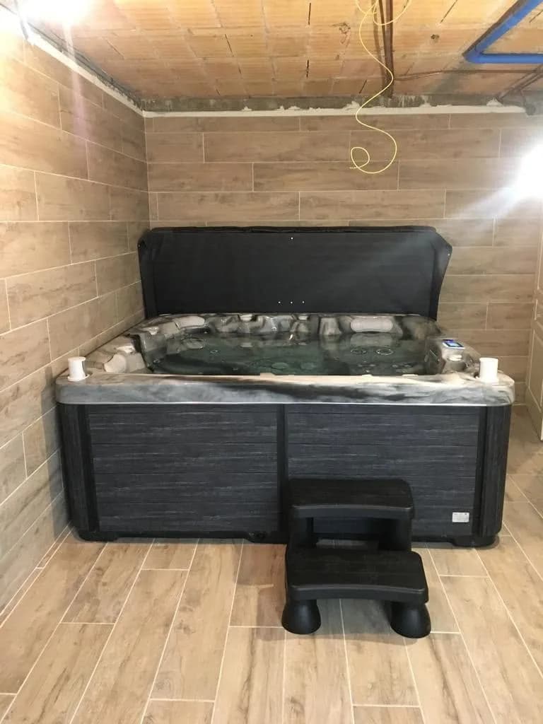 Installation d'un spa Sølveijg Full option à Madly, en intérieur, carrelage façon bois, marchepied
