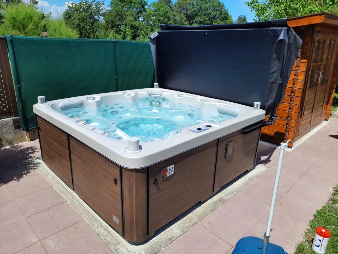 Installation d'un spa Sølveijg Full option à Meyenheim, sur une dalle carrelée, tablier couleur chêne