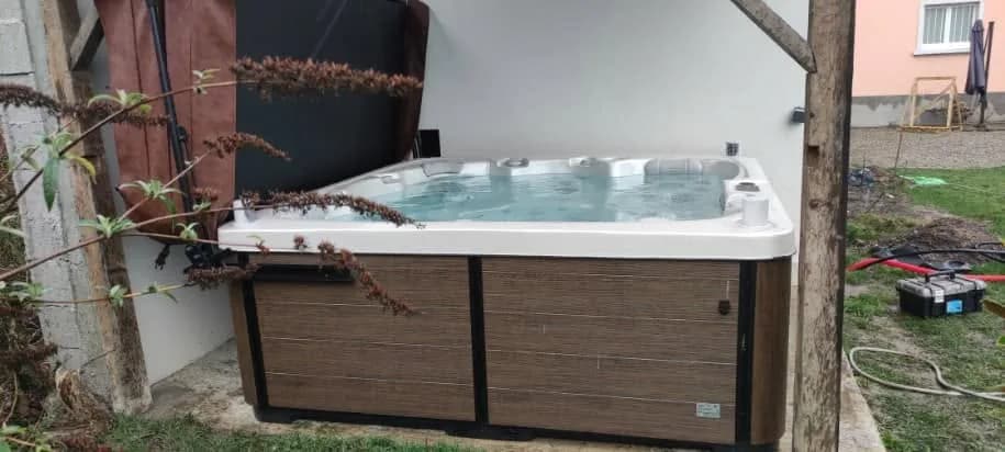 Installation d'un spa Sølveijg Full option à Mulhouse, contre la maison, tablier brun