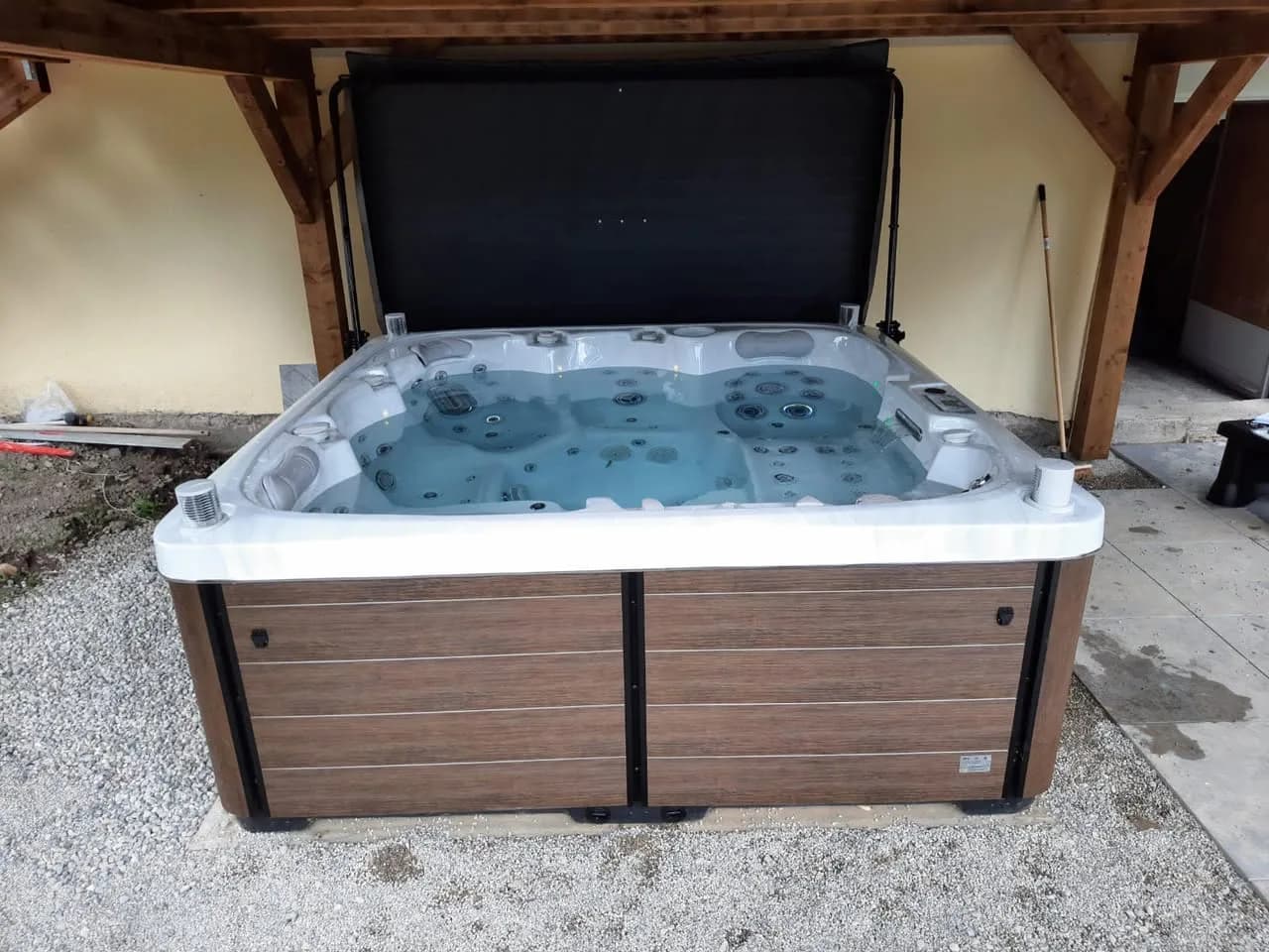 Installation d'un spa Sølveijg Full option à Pfastatt, autre vue du chantier