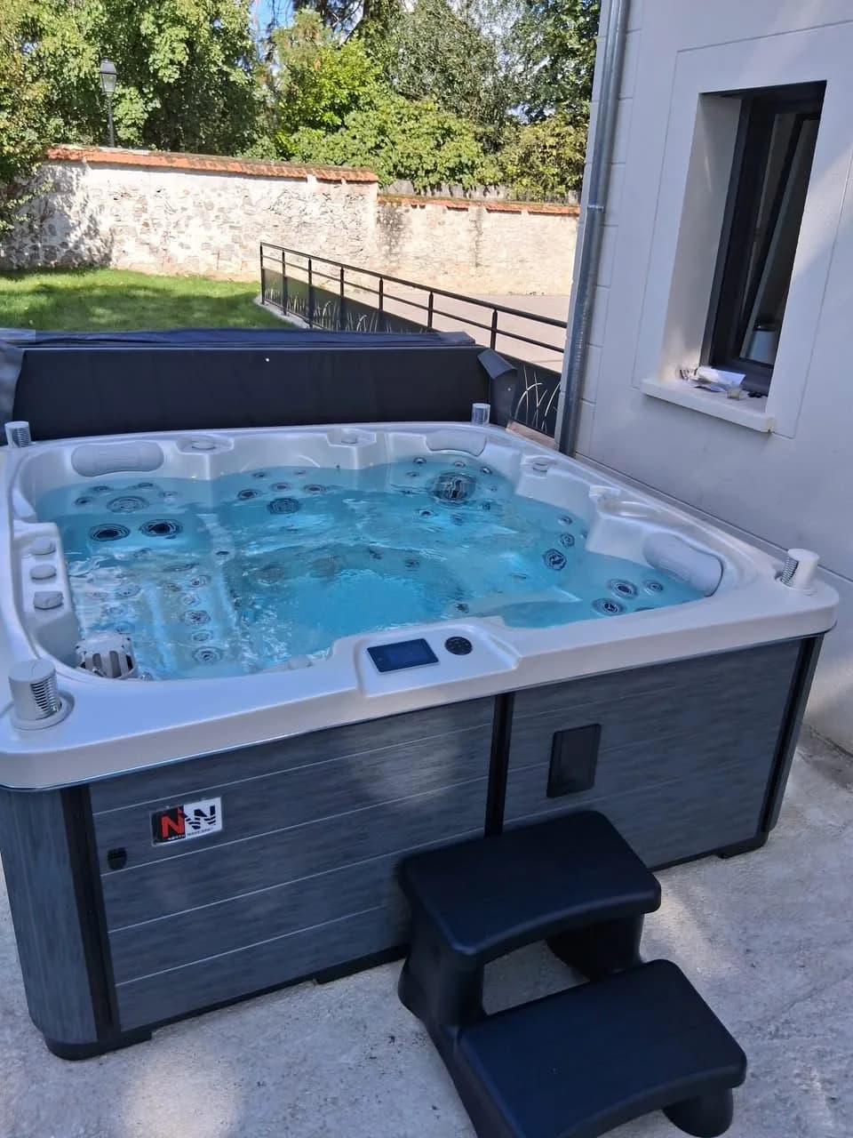Installation d'un spa Sølveijg Full option à Plailly, sur une terrasse au pied de la maison
