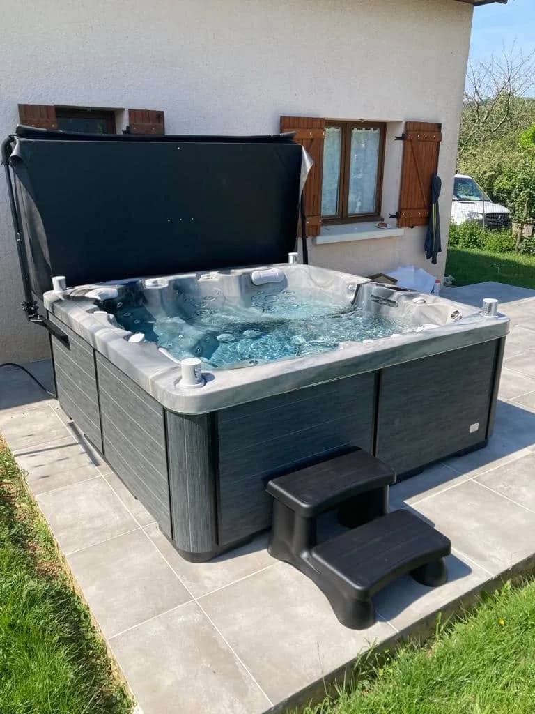Installation d'un spa Sølveijg Full option à Sancé, autre vue du chantier