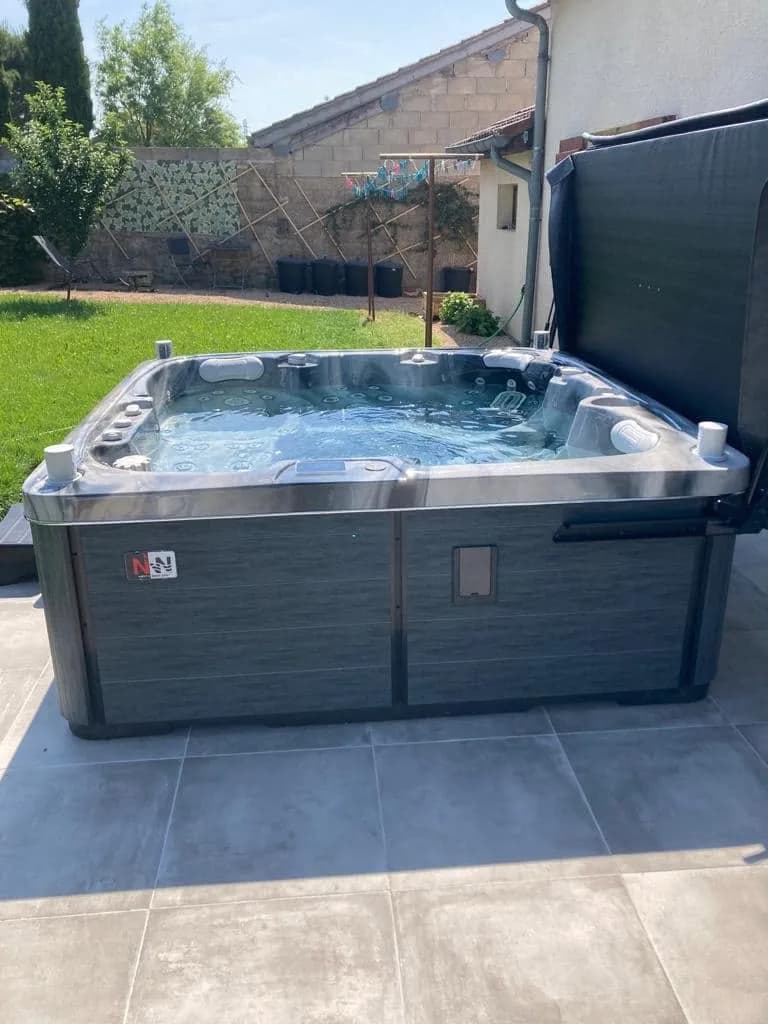 Installation d'un spa Sølveijg Full option à Sancé, autre vue du chantier