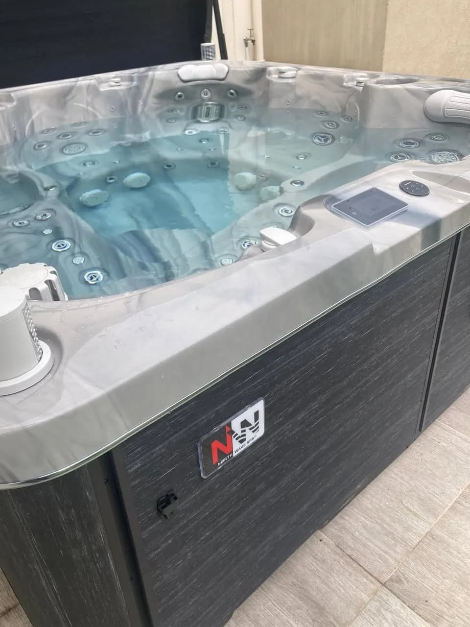 Installation d'un spa Sølveijg Full option à Savigny-sur-Orge, autre vue du chantier