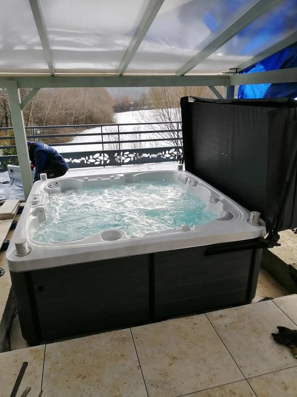 Installation d'un spa Sølveijg Full option à Tavey, autre vue du chantier