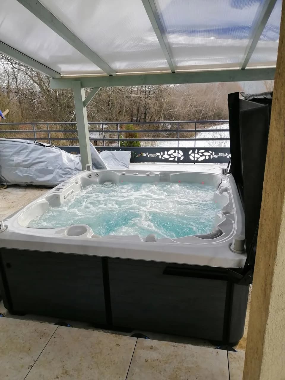 Installation d'un spa Sølveijg Full option à Tavey, autre vue du chantier
