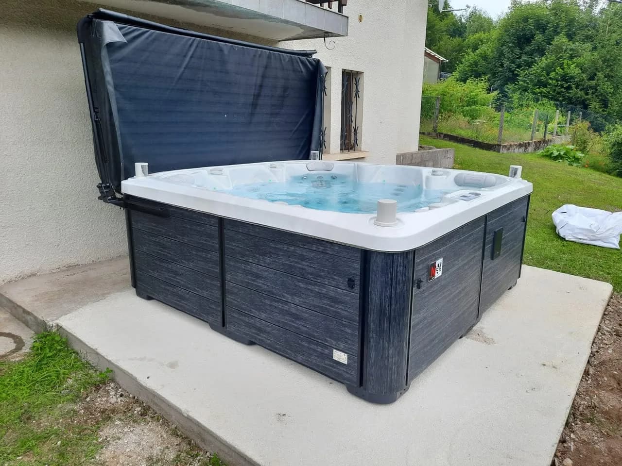 Installation d'un spa Sølveijg Full option à Ventron, sur une dalle béton, lève-couverture