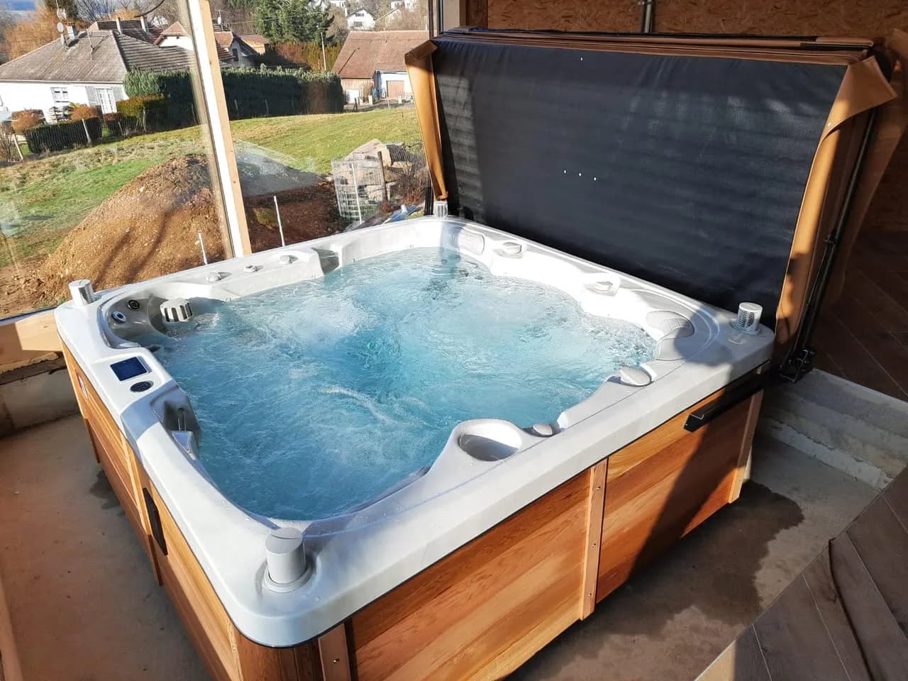Installation d'un spa Sølveijg Full option à Waldighofen, dans une véranda, tablier en cèdre