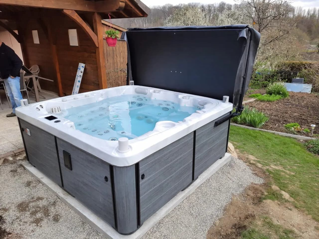 Installation d'un spa Sølveijg Full option à Willer, autre vue du chantier