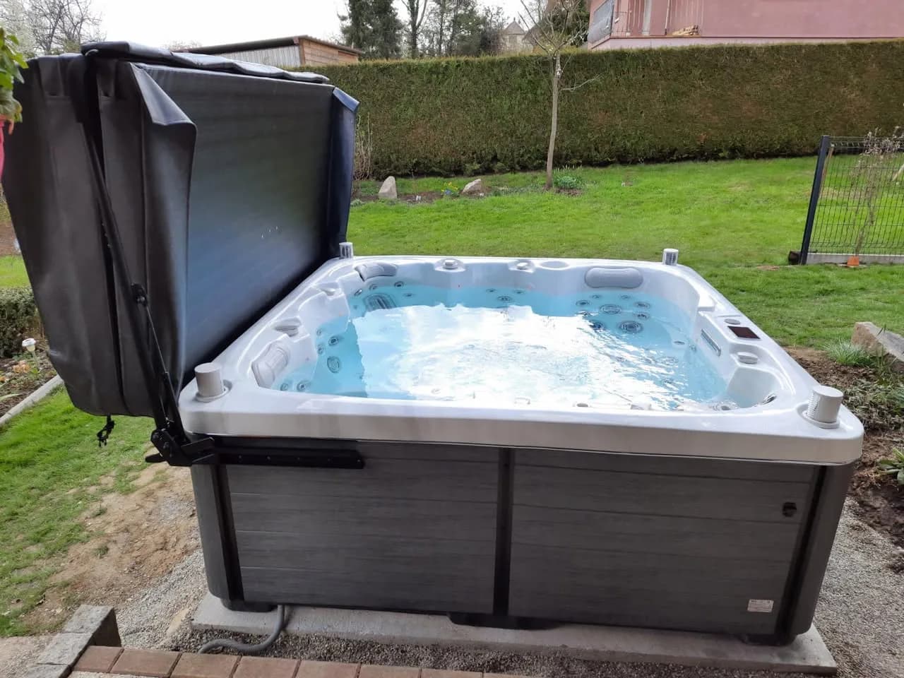 Installation d'un spa Sølveijg Full option à Willer, autre vue du chantier