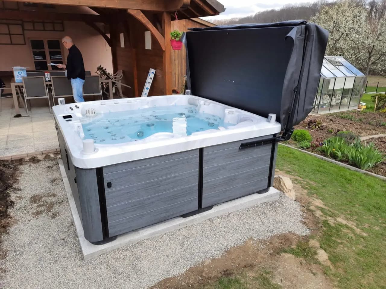 Installation d'un spa Sølveijg Full option à Willer, autre vue du chantier