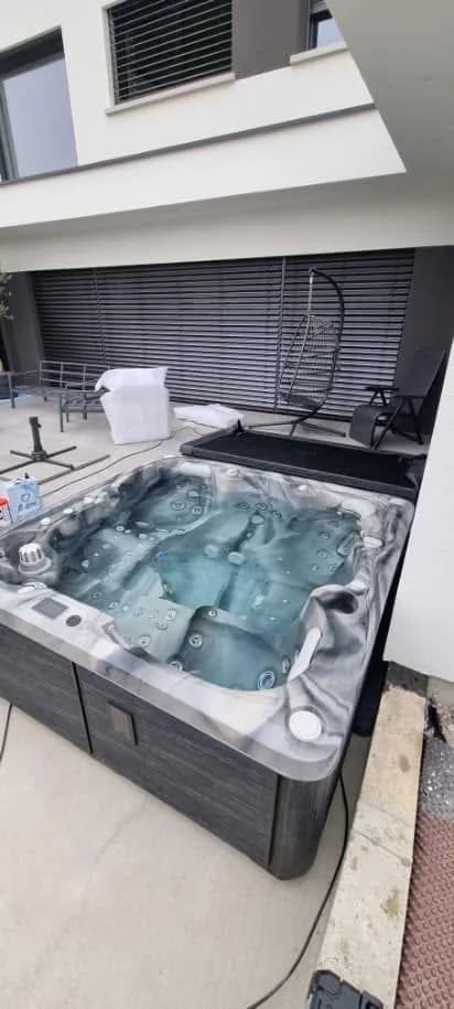 Installation d'un spa Sølveijg Full option à Wolfgantzen, autre vue du chantier