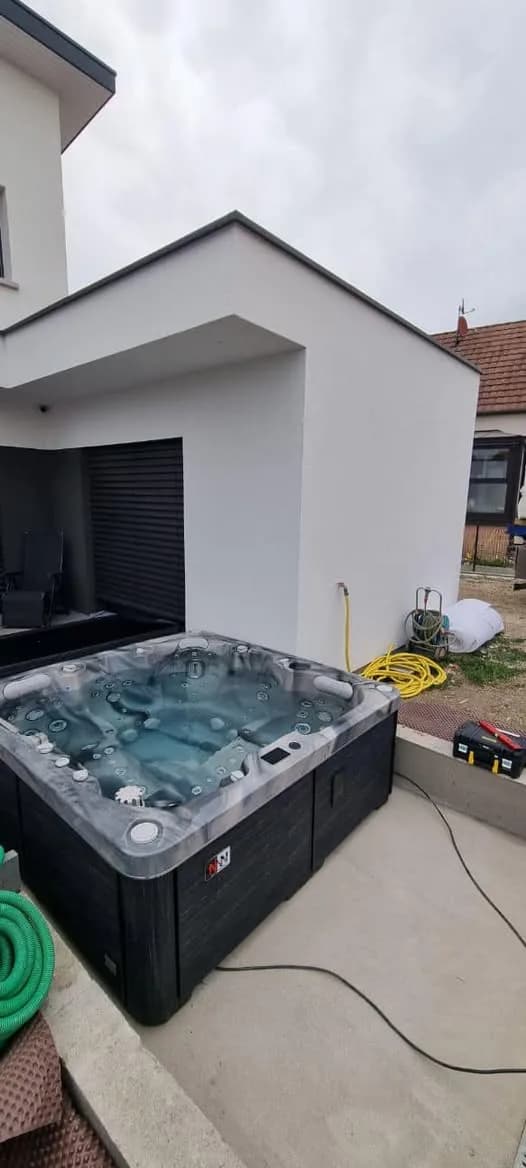 Installation d'un spa Sølveijg Full option à Wolfgantzen, autre vue du chantier