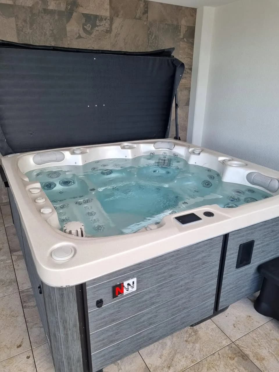 Installation d'un spa Sølveijg à Hérange, sur un dallage contre un mur
