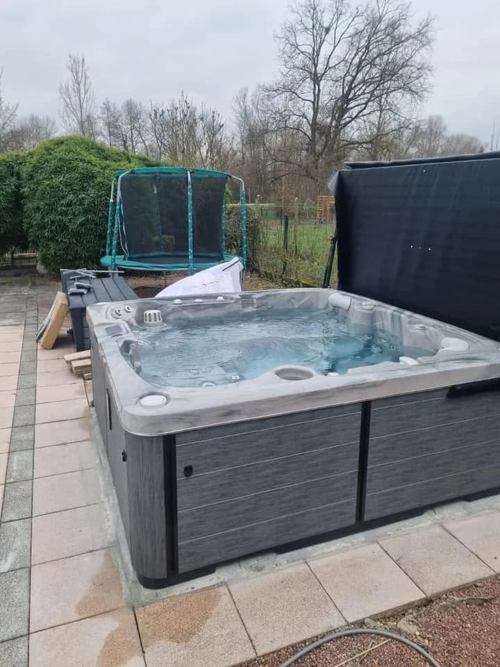 Installation d'un spa Sølveijg à Herrlisheim-près-Colmar, sur une dalle dans le jardin, cuve Odyssey