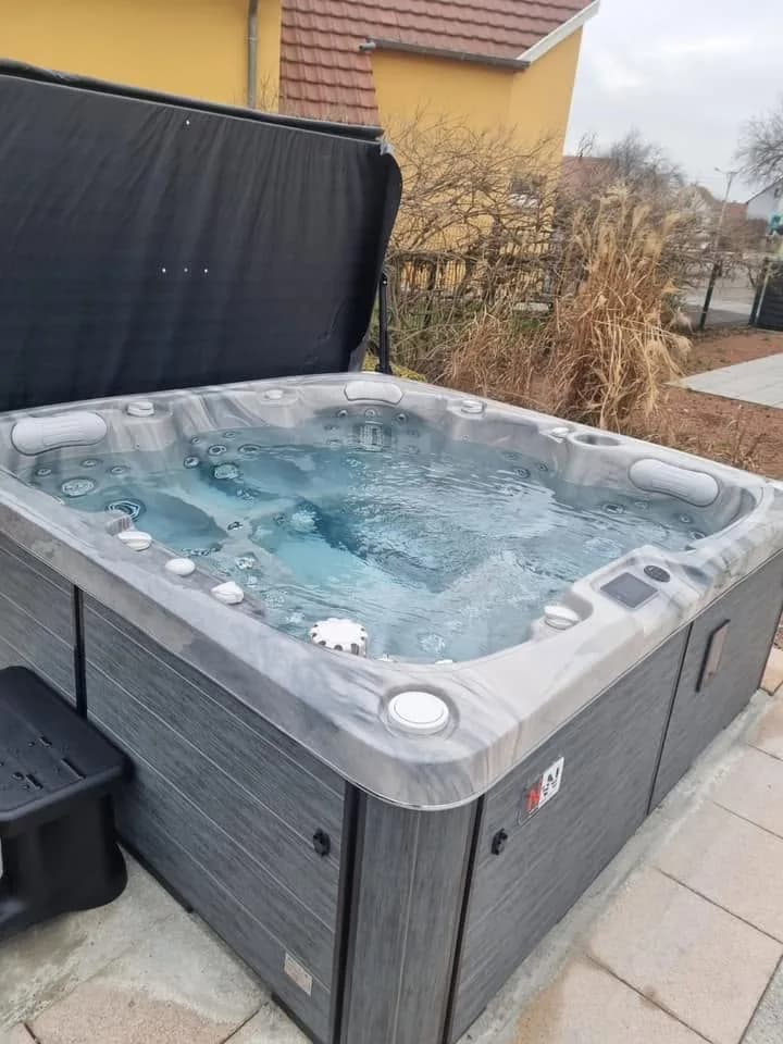 Installation d'un spa Sølveijg à Herrlisheim-près-Colmar, autre vue du chantier