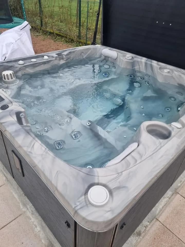 Installation d'un spa Sølveijg à Herrlisheim-près-Colmar, autre vue du chantier