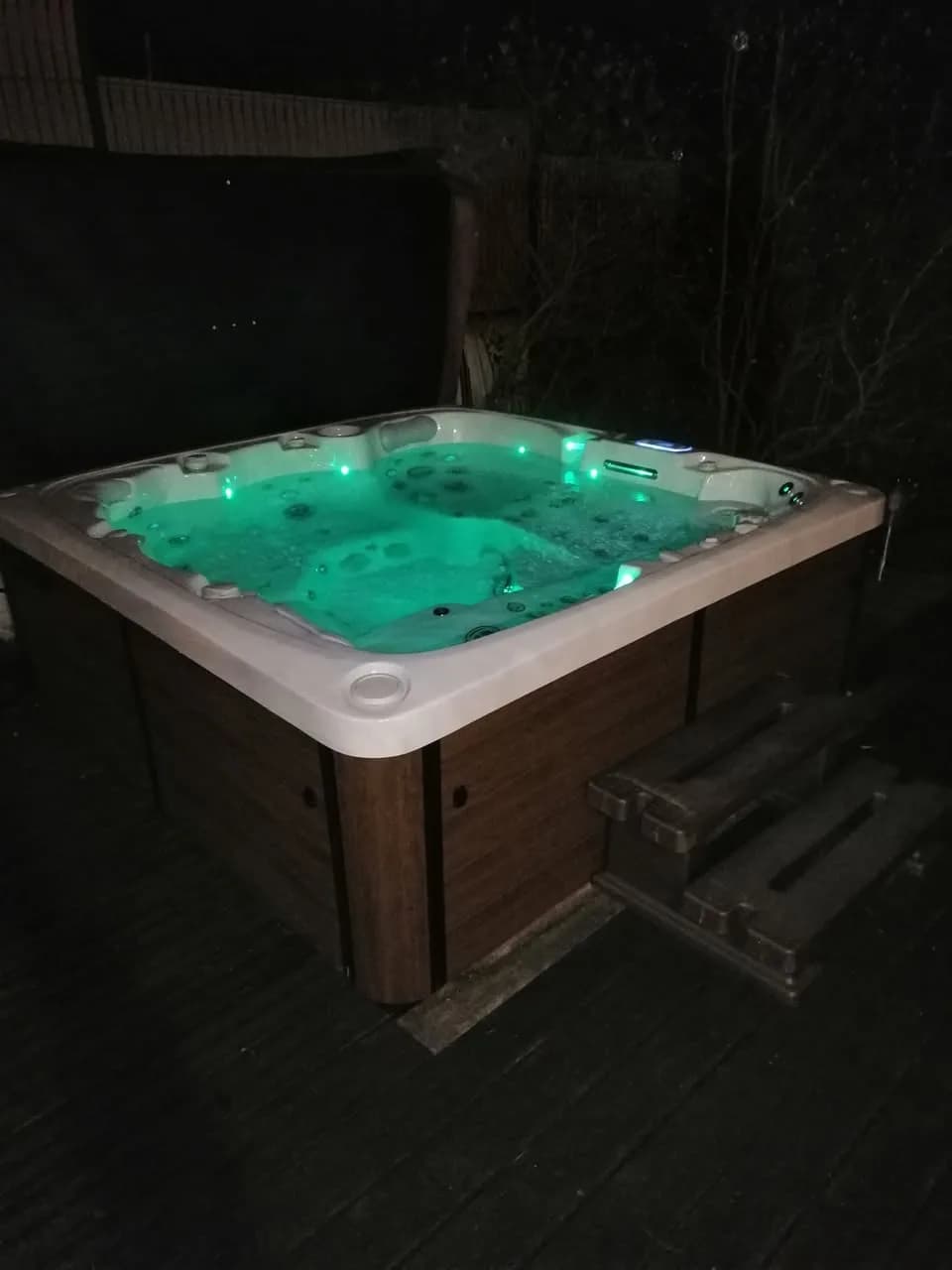 Installation d'un spa Sølveijg à Hirtzbach, de nuit, éclairage LED allumé