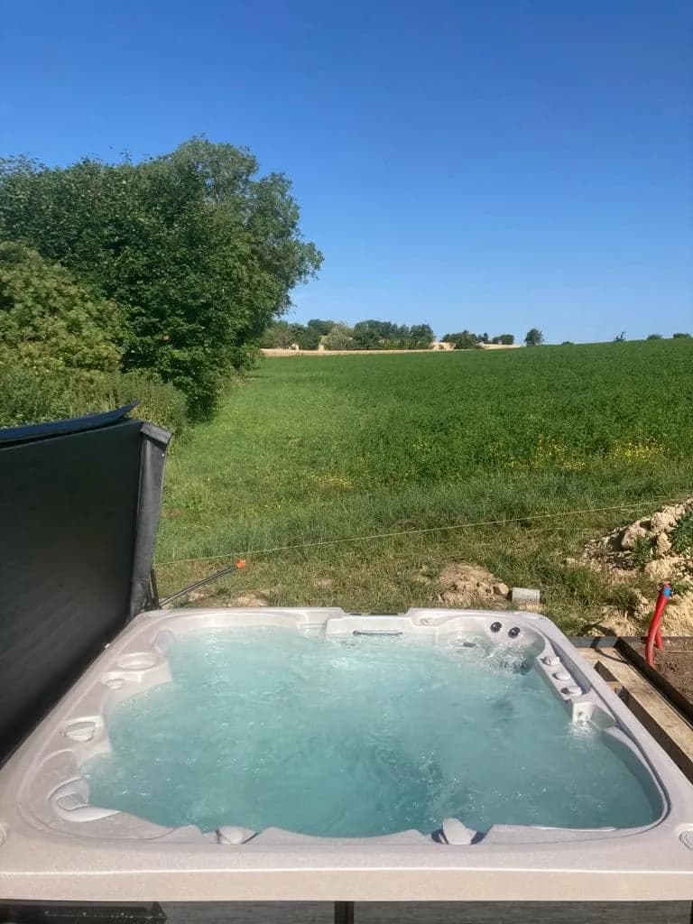 Installation d'un spa Sølveijg à Hochstatt, dans une structure en bois face aux champs
