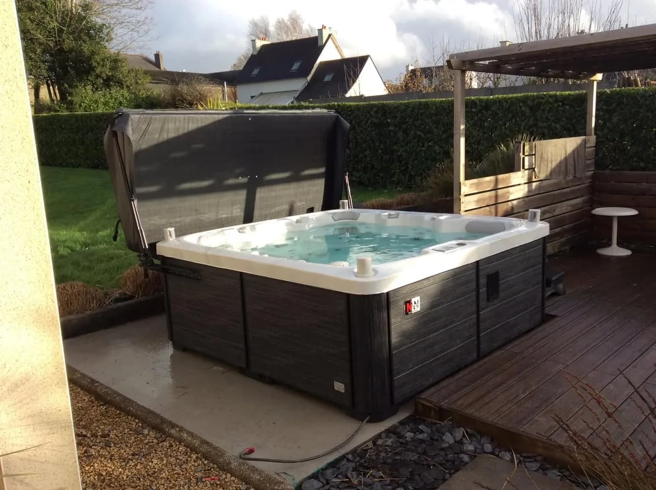 Installation d'un spa Sølveijg à Landivisiau, sur une terrasse en bois sous une pergola
