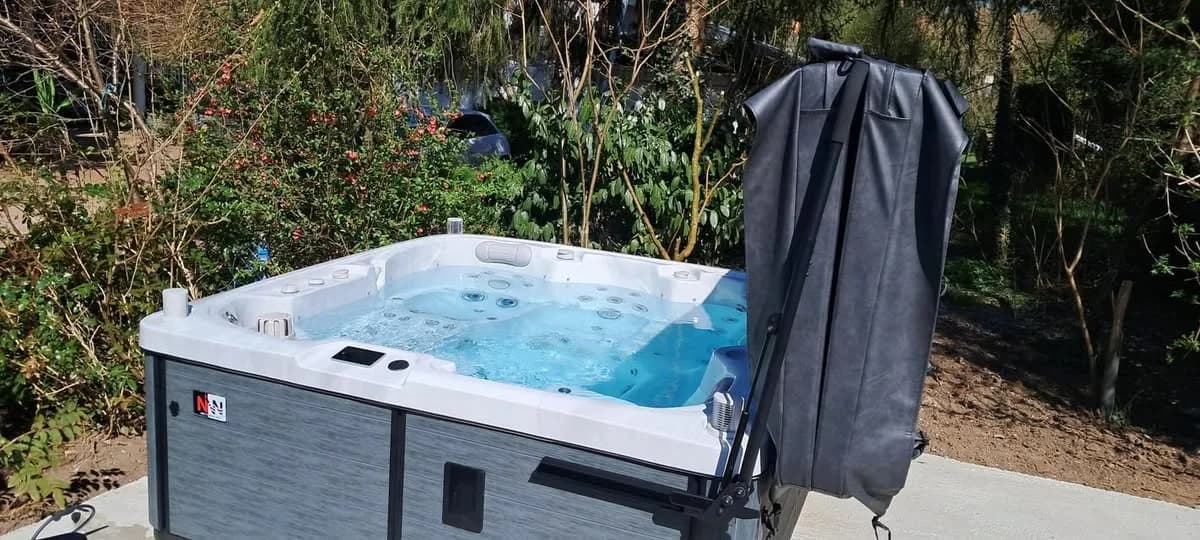 Installation d'un spa Sølveijg à Menchhoffen, sur une dalle dans un jardin arboré