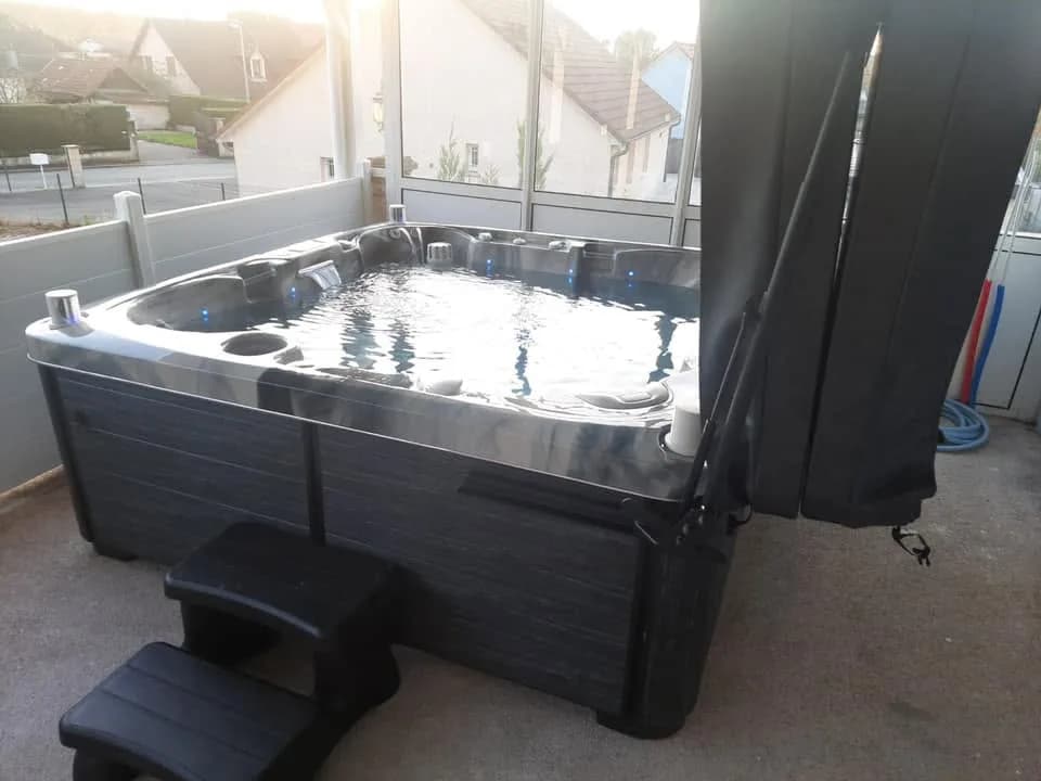 Installation d'un spa Sølveijg à Mézire, autre vue du chantier
