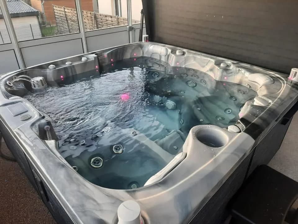 Installation d'un spa Sølveijg à Mézire, autre vue du chantier