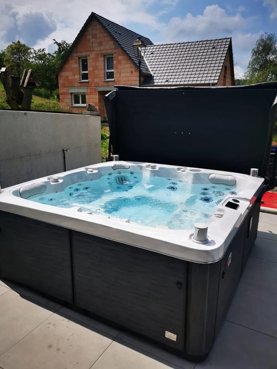 Installation d'un spa Sølveijg à Michelbach-le-Haut, sur une terrasse dallée face au village