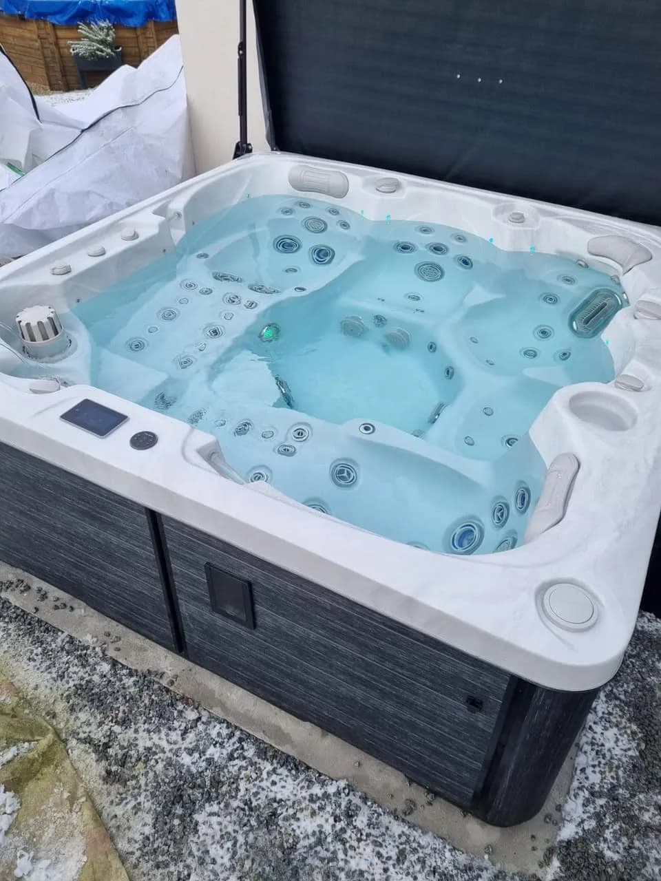 Installation d'un spa Sølveijg à Riedisheim, cuve blanche mise en eau