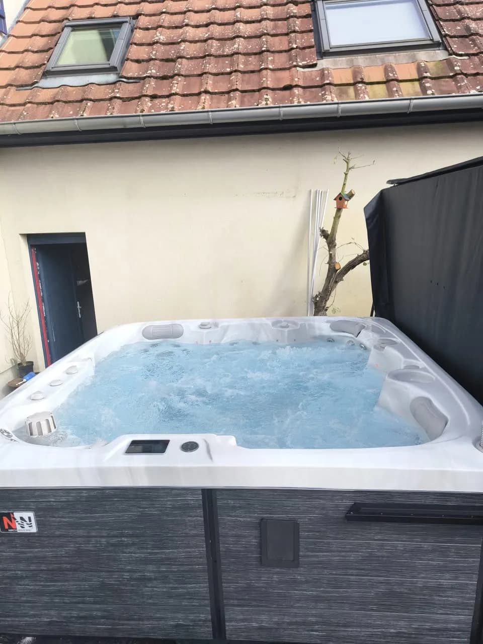 Installation d'un spa Sølveijg à Scheibenhard, au pied de la maison