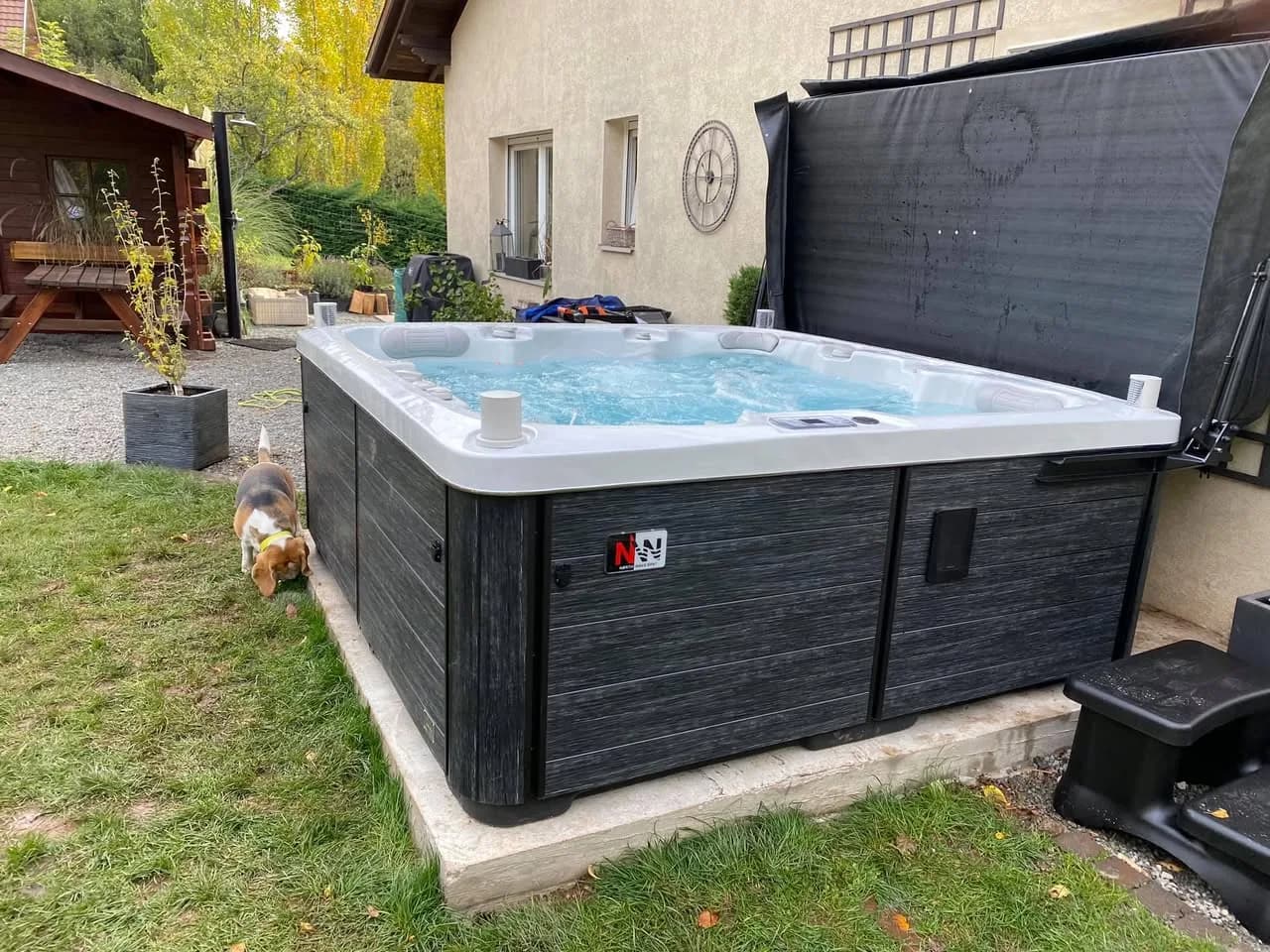 Installation d'un spa Sølveijg à Steinbach, sur une dalle devant un treillage