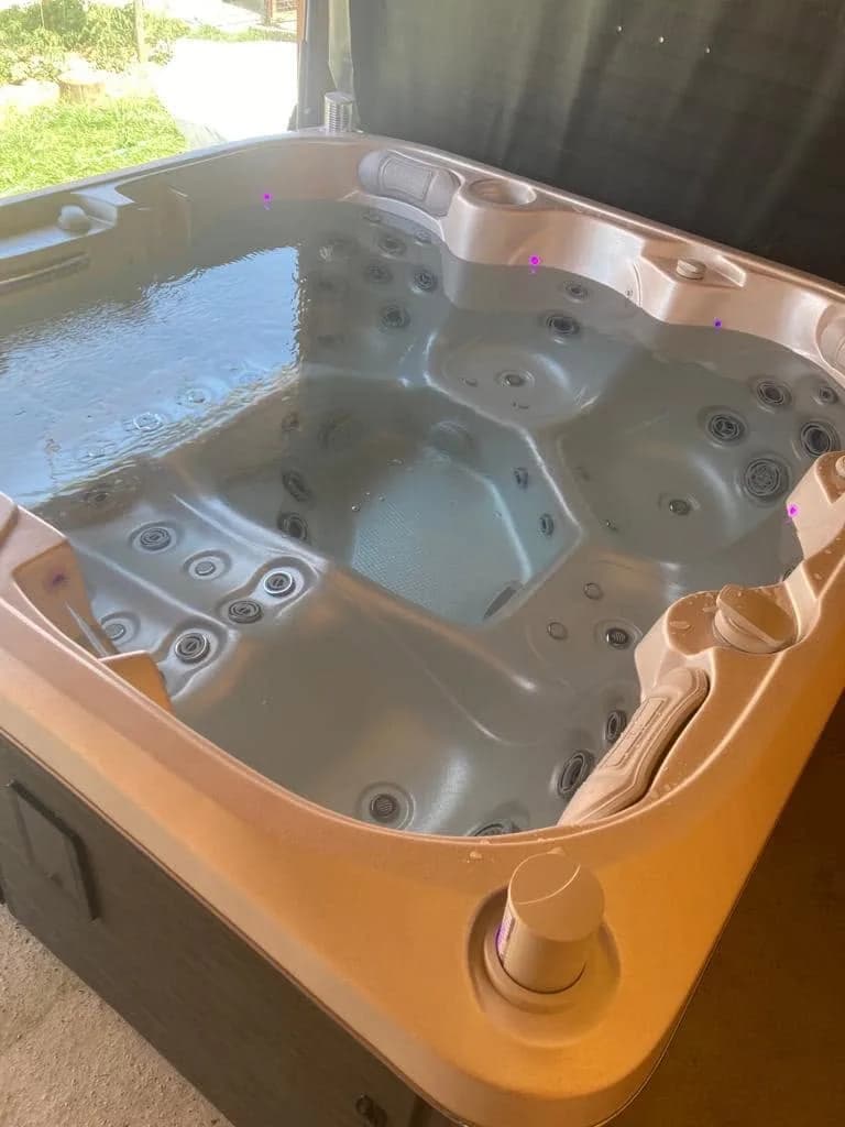 Installation d'un spa Sølveijg à Ungersheim, vue de la cuve remplie