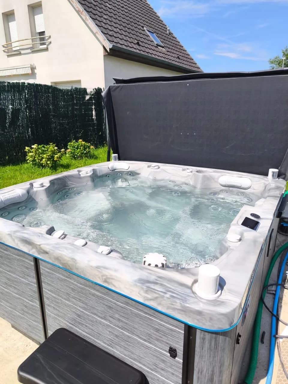 Installation d'un spa Sølveijg à Valdieu-Lutran, sur une terrasse, cuve Odyssey