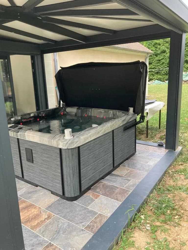 Installation d'un spa Sørrana Full option à Lury-sur-Arnon, sous une pergola, terrasse en ardoise