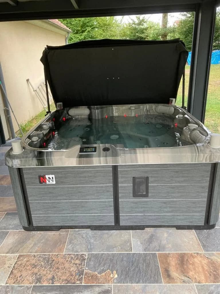 Installation d'un spa Sørrana Full option à Lury-sur-Arnon, autre vue du chantier