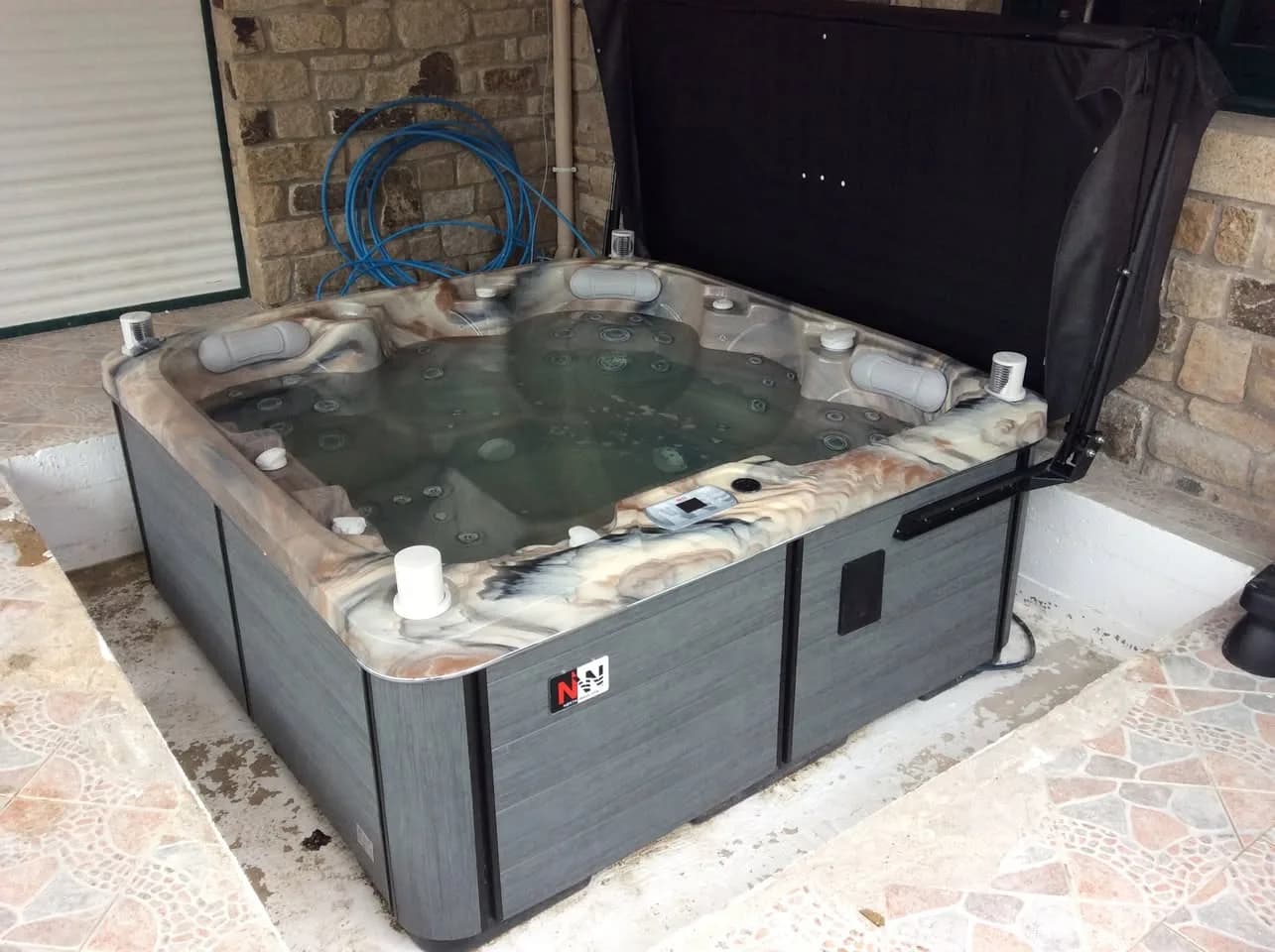 Installation d'un spa Sørrana Full option à Treven, encastré dans une véranda