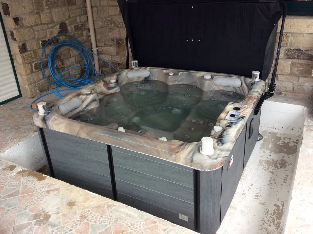Installation d'un spa Sørrana Full option à Treven, autre vue du chantier