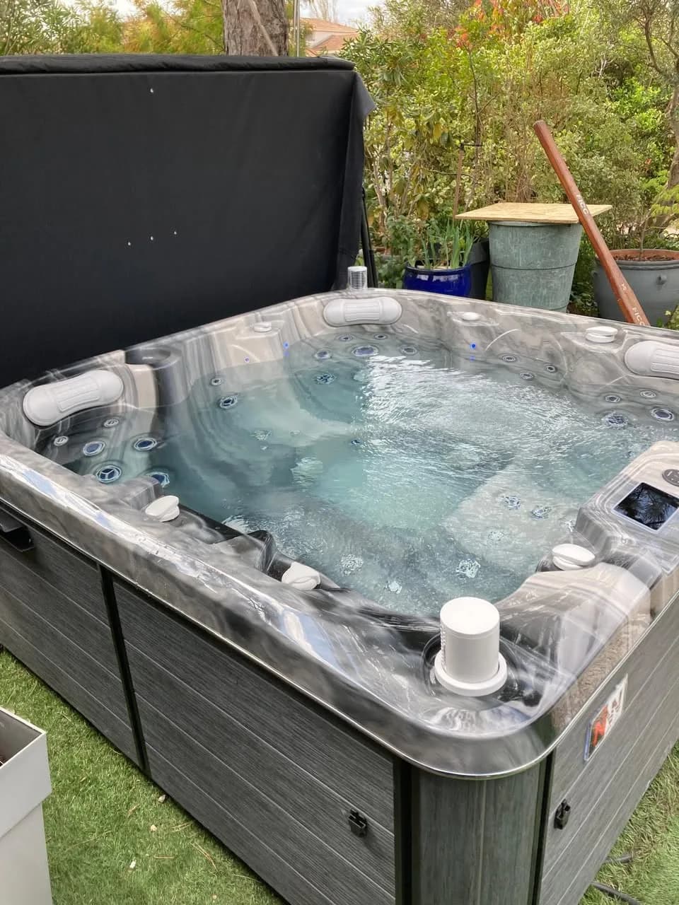 Installation d'un spa Sørrana Full option à Vitrolles, autre vue du chantier